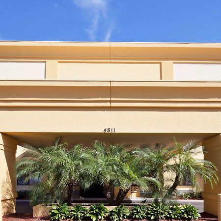 Отель La Quinta By Wyndham Tampa Fairgrounds - Casino Экстерьер фото